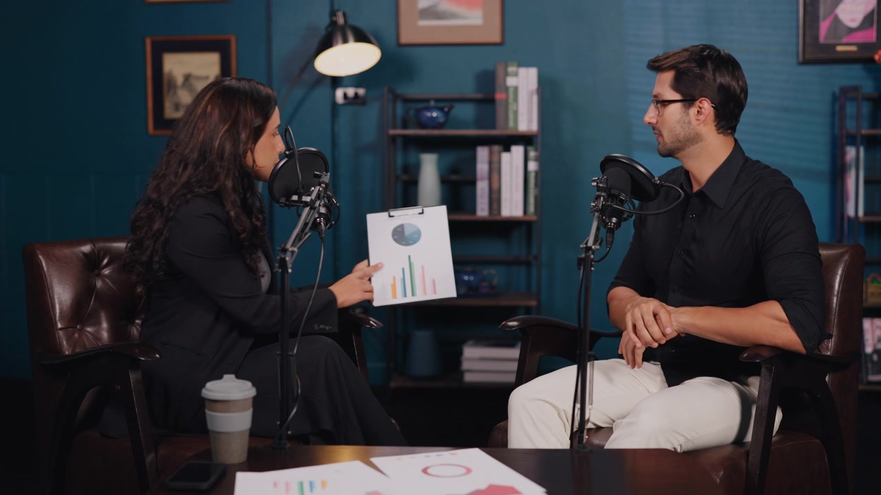 Conduttori di podcast professionisti che discutono di dati aziendali in studio.