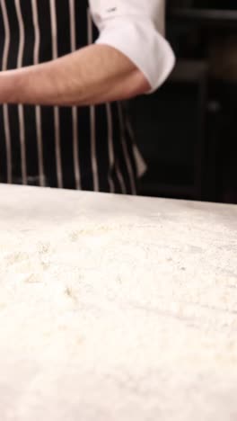el chef está preparando la masa.