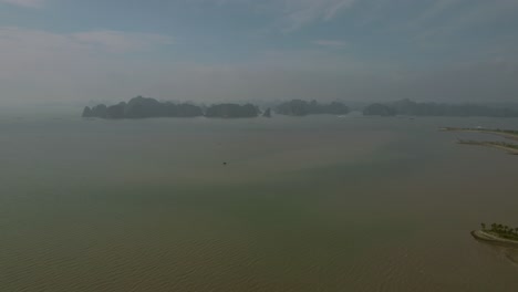 Vista-Aérea-De-Una-Isla-En-La-Bahía-De-Ha-Long,-Vietnam,-Que-Destaca-Su-Impresionante-Paisaje-Natural-Y-Sus-Características-Distintivas