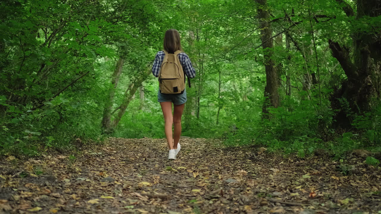 mujer caminando en un bosque