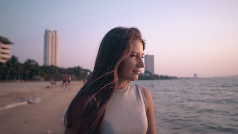 Ruhige-Frau-Mit-Dunklen-Haaren-Am-Abendlichen-Strand-In-Zeitlupe