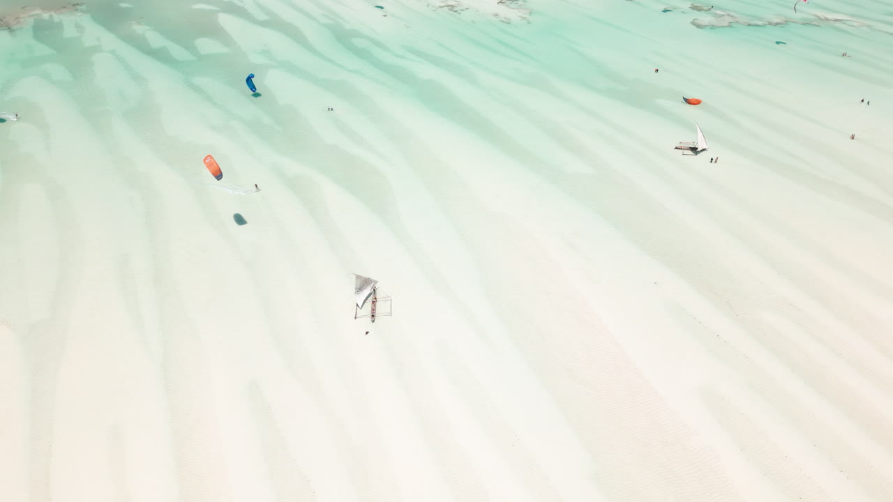 평온 한 바다 물 에서 항해 하는 카이트 서퍼 와 카타마란