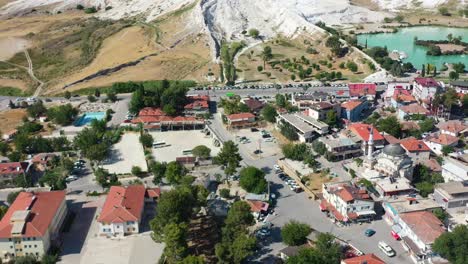 toma panorámica aérea de edificios residenciales en pamukkale, turquía, famosa por sus montañas ricas en minerales blancos y piscinas termales.