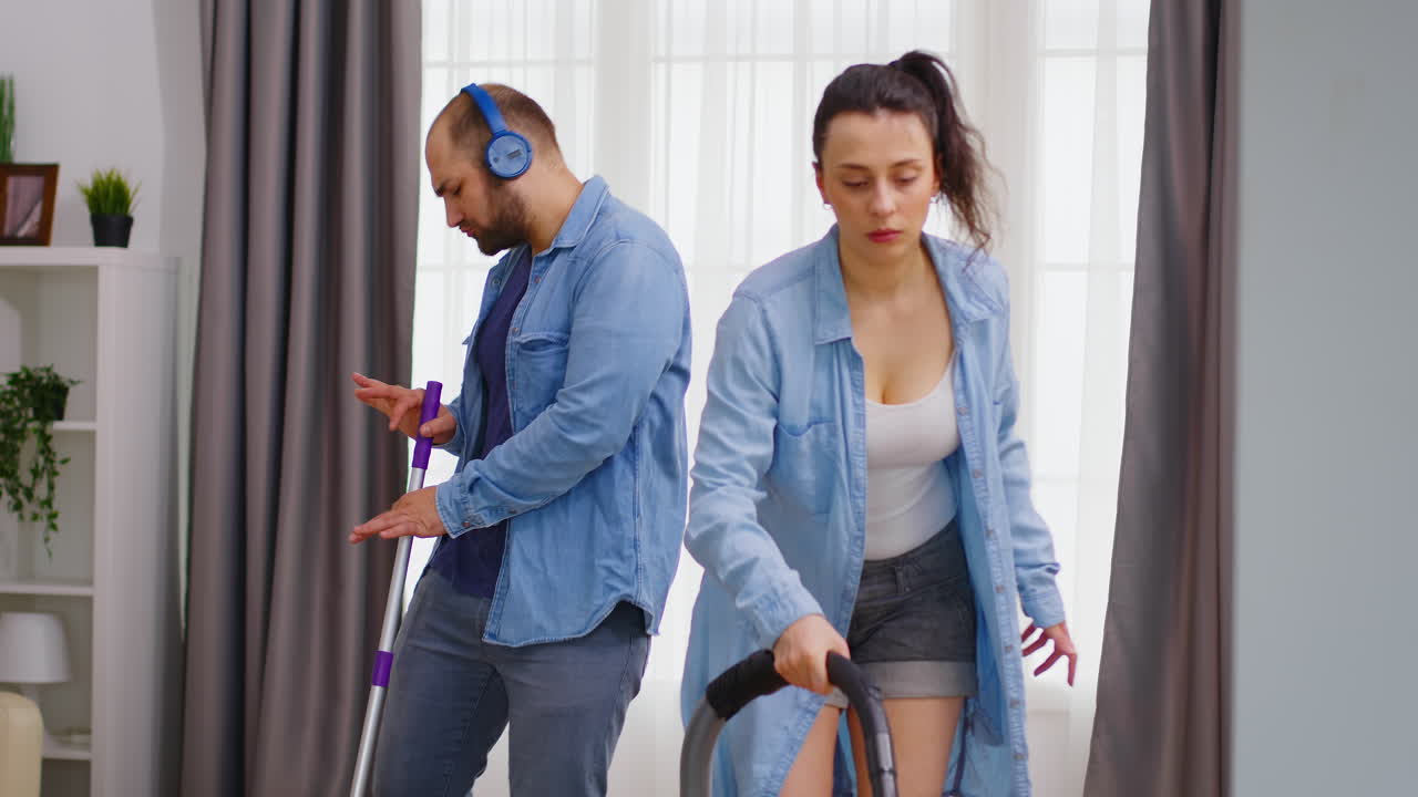 limpiando la casa con felicidad