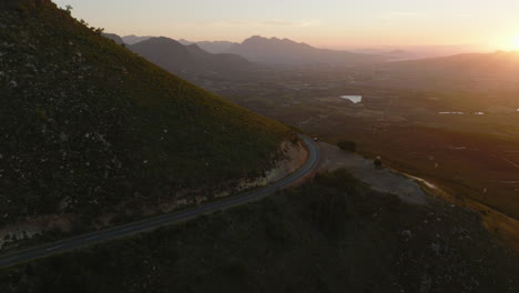 Atemberaubende-Aufnahme-Der-Landschaft-Gegen-Den-Farbenprächtigen-Sonnenunterganghimmel.-Berge-Und-Weite-Täler.-Südafrika