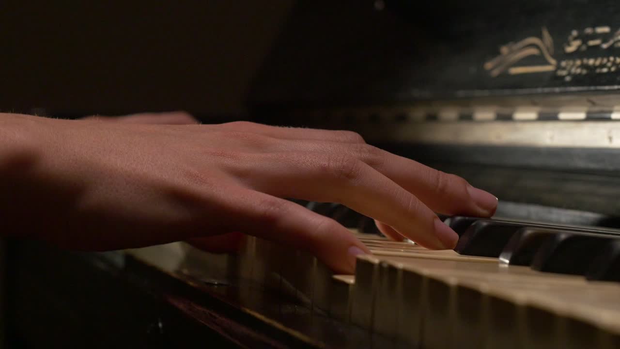 오래된 피아노를 연주하고