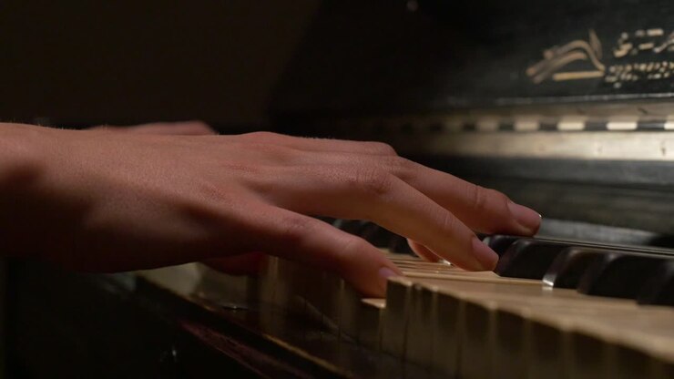 Suonare un vecchio pianoforte