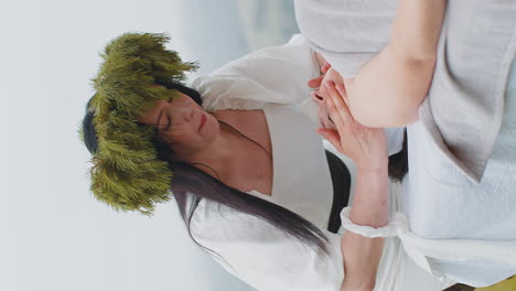 terapeuta mujer médico hace mujer relajante spa masaje facial con las manos al aire libre en el campo de las montañas