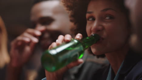 Hermosa-Mujer-Con-Peinado-Afro-Pasando-El-Rato-Con-Amigos-En-Un-Restaurante-Riendo-Disfrutando-De-Una-Conversación-Socializando-En-Una-Reunión-De-Fiesta