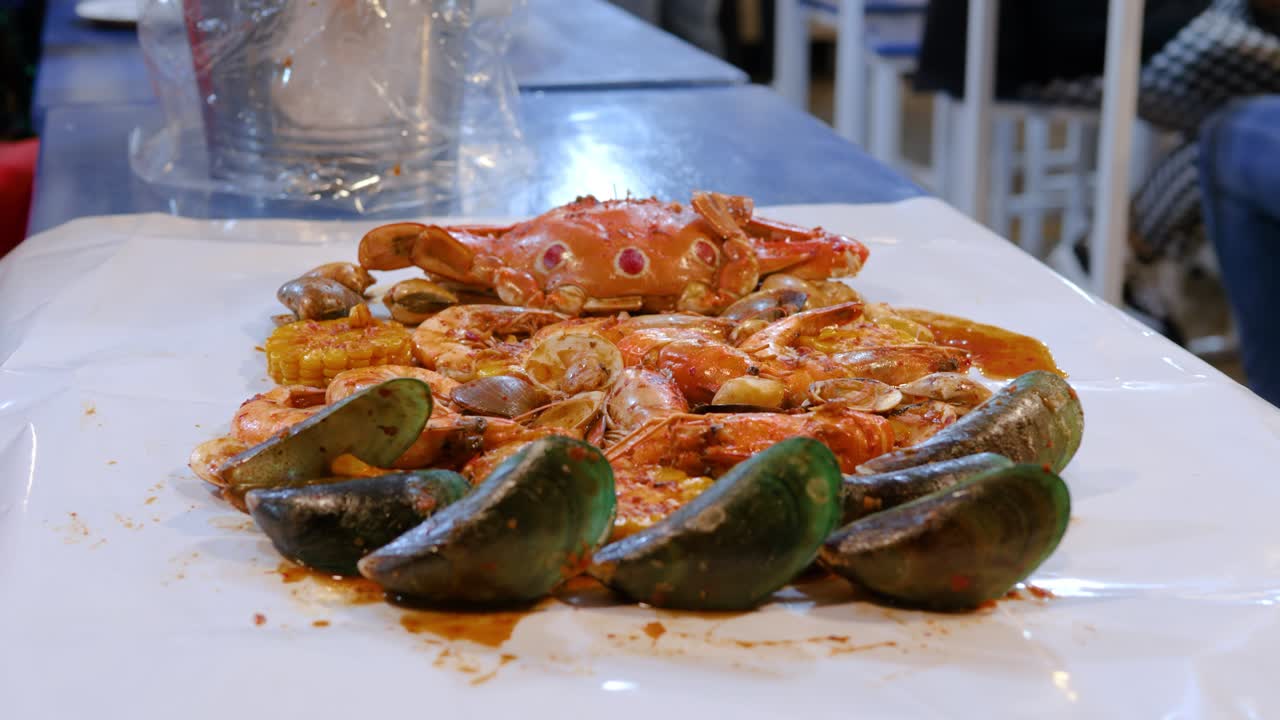 길거리 음식 상점, 열차 야시장 ratchada에서 요리 된 해산물 접시