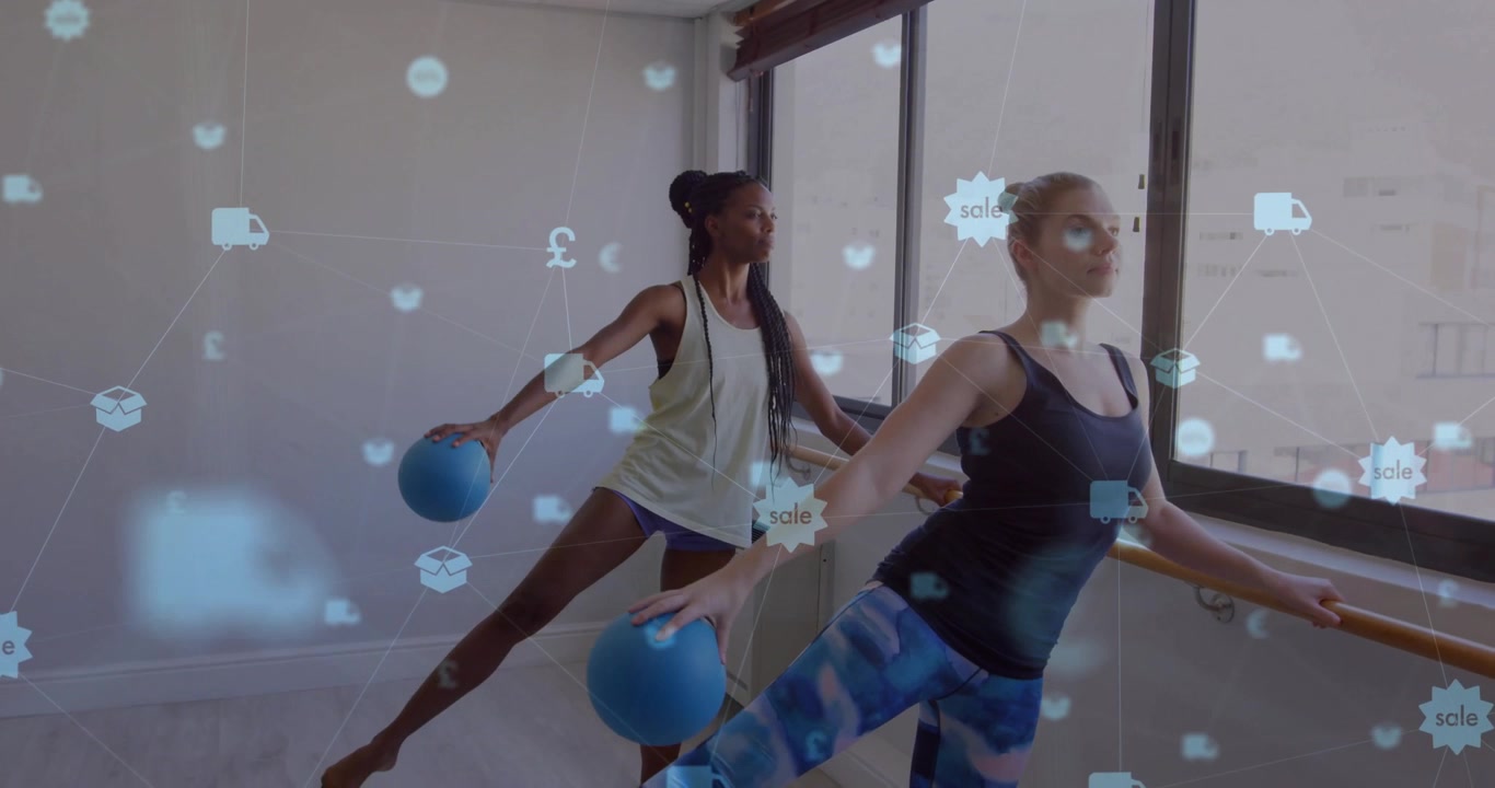 Due donne che afferrano una sbarra e sollevano palline blu, attivando icone di commercio che mostrano i progressi di fitness.
