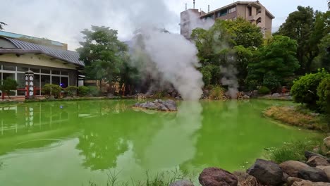 Energía-Geotérmica-Verde-Tóxica-En-Beppu,-Oita,-Kyushu,-Japón