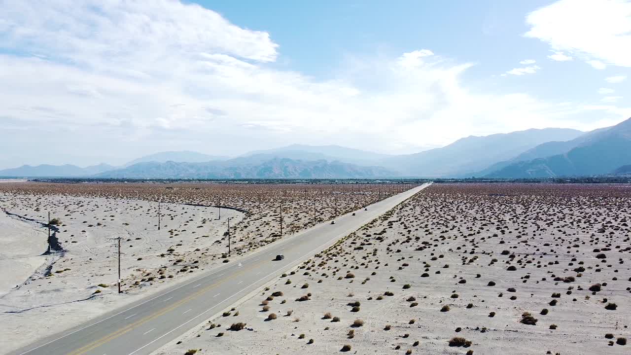 움직이는 차량이 있는 상징적인 미국 사막 고속도로, 높은 각도의 드론 보기