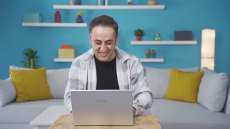 hombre trabajando en la computadora portátil con expresión feliz.