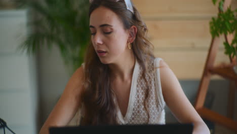 mujer triste que enfrenta dificultades en la computadora portátil
