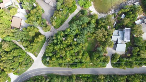 Beautiful-forest-homes-with-solar-panels-in-Canada,-top-down-view