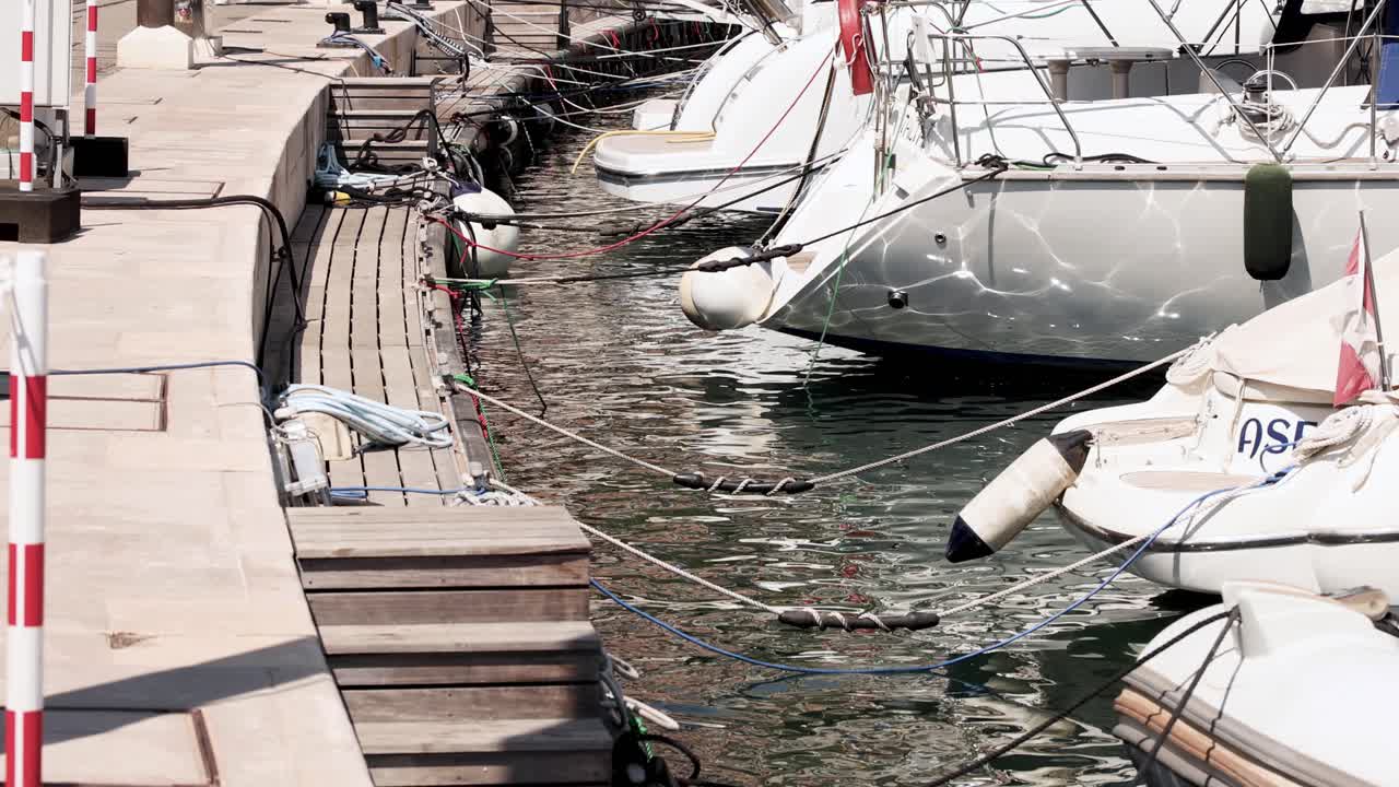 Yacht attraccati lungo un porto turistico soleggiato