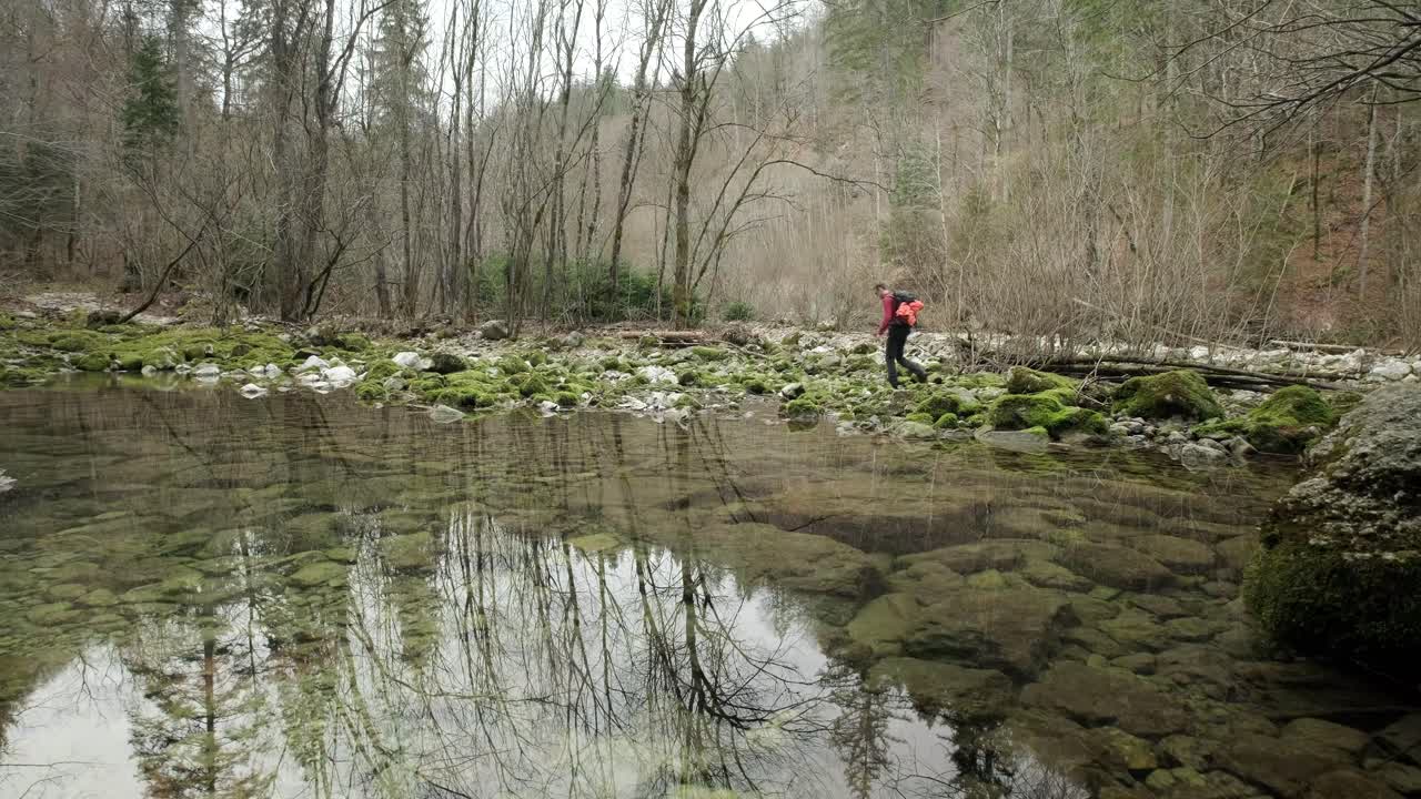 사진 작가 남자가 bohinj 슬로베니아 근처를 지나갈 때 완벽한 반성