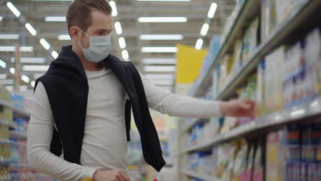 man shopping at grocery store wearing a mask