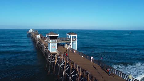 muelle junto al mar en un bonito día soleado
