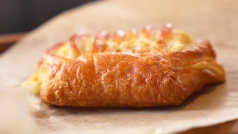 primer plano de un pastel en escamas