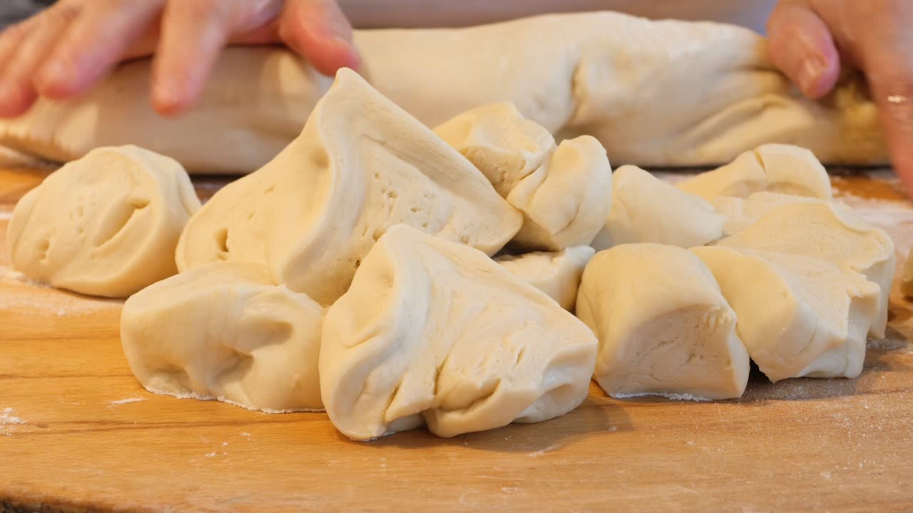 베이킹을 위해 반죽을 준비하는 것