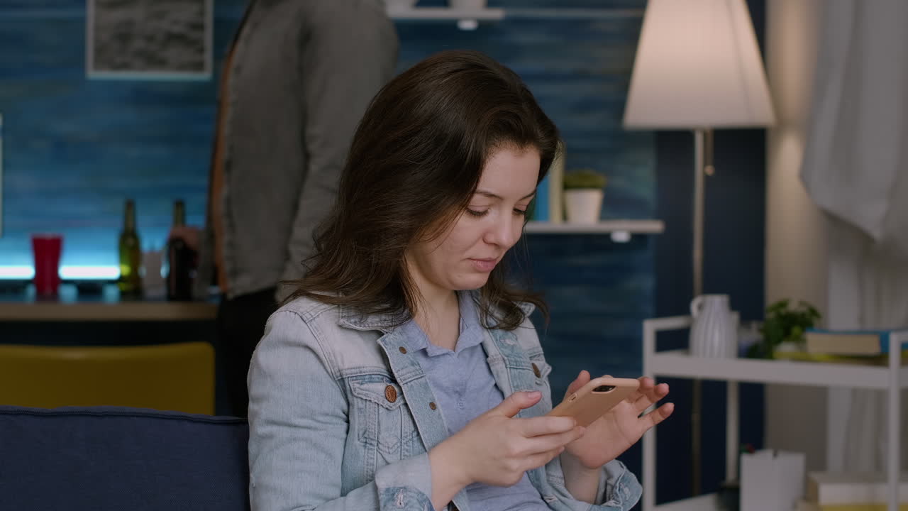 hermosa mujer escribiendo un mensaje enviando un correo electrónico usando el teléfono sentada en el sofá