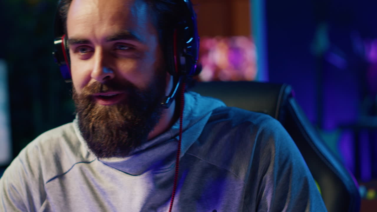 jugador profesional hablando con sus amigos, participando en torneos multijugador competitivos en línea