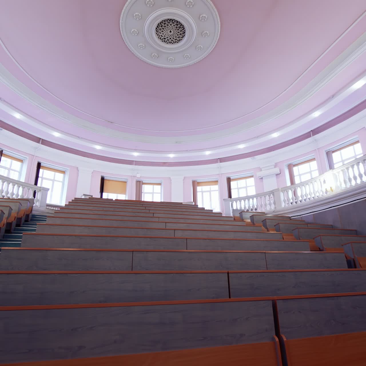 Interior de um grande auditório. Interior da sala de aula de uma universidade sem ninguém dentro