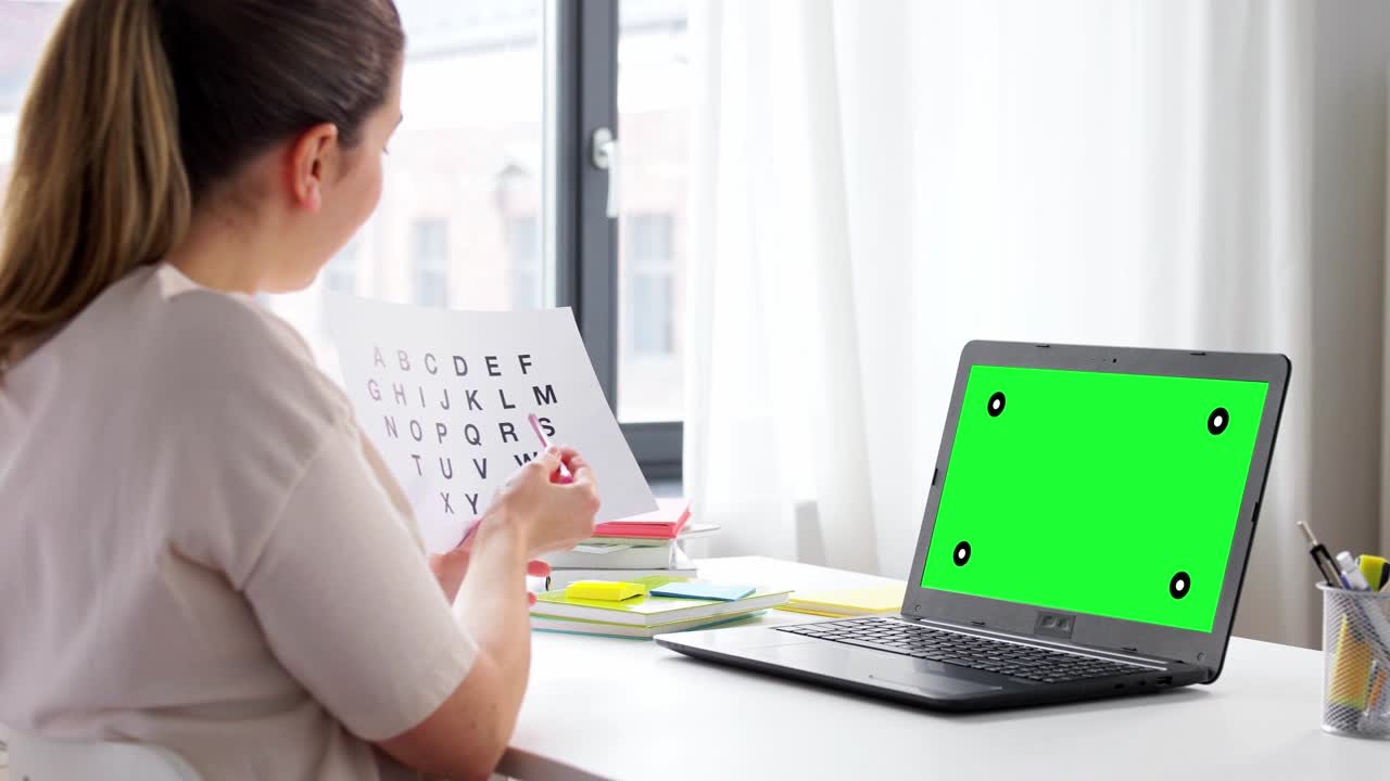 maestro con alfabeto teniendo clase en línea en casa