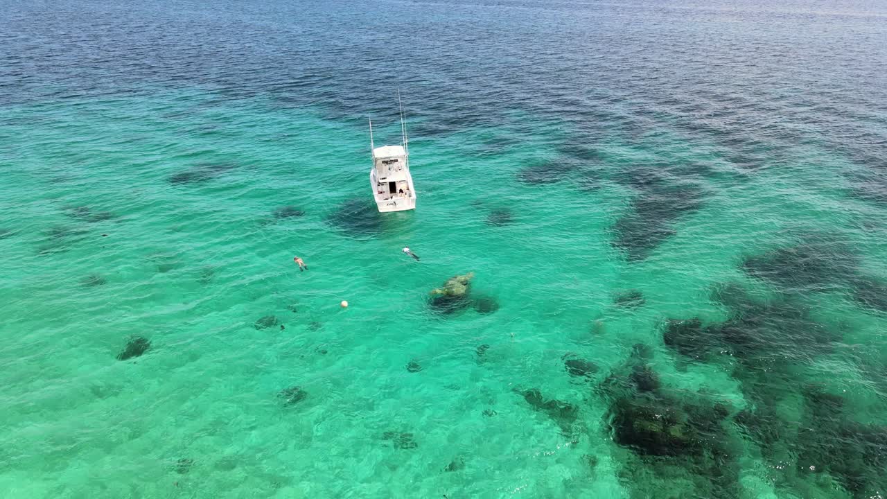 vista de arriba hacia abajo buceo en aguas claras de clifton heritage park, escultura del atlas oceánico