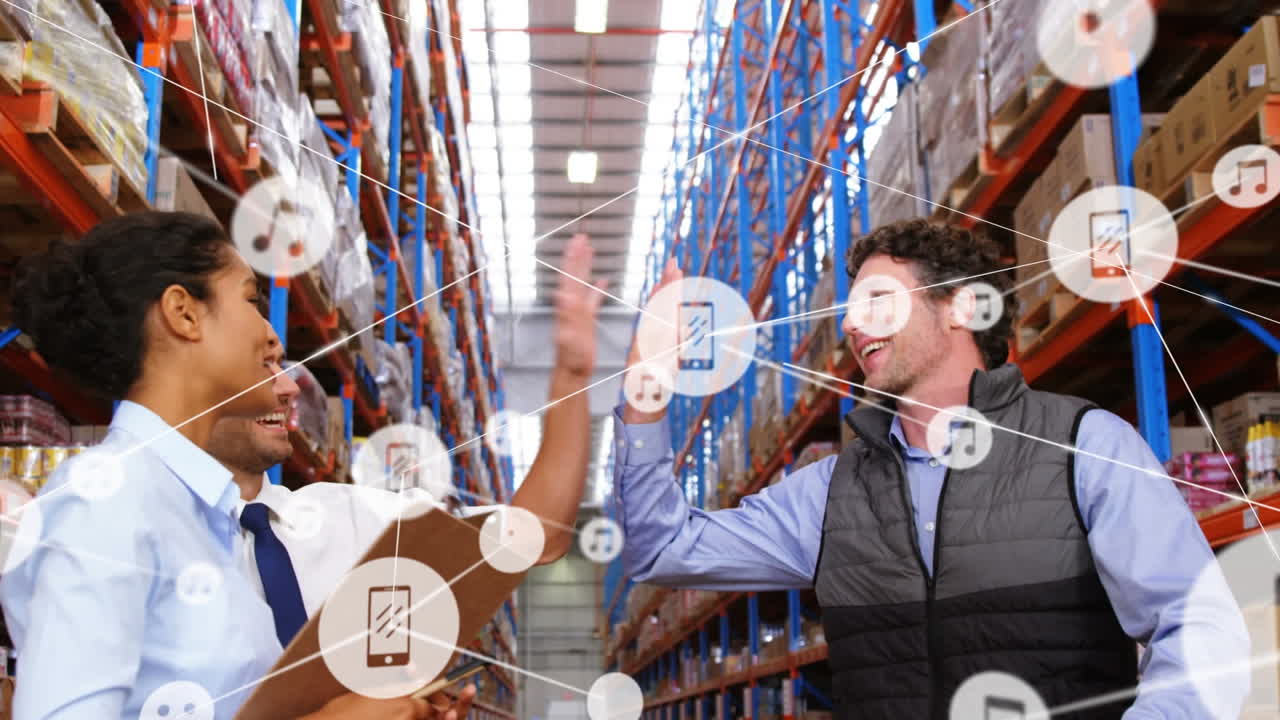 animación de redes de conexiones con iconos sobre personas que trabajan en el almacén