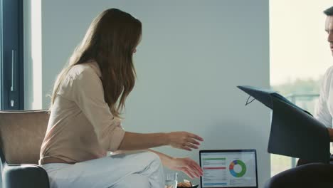 mujer de negocios mostrando un documento a un colega. gente de negocios en el proceso de trabajo.