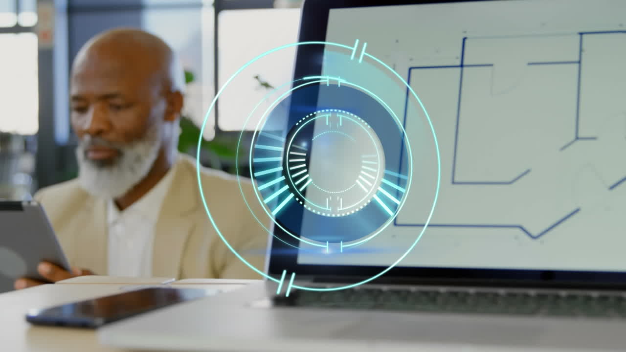 animación del escaneo del alcance sobre el hombre de negocios que usa la computadora en la oficina