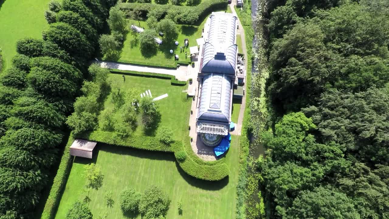 무인 항공기로 위에서 아래로 촬영 된 녹색 부동산 맨션