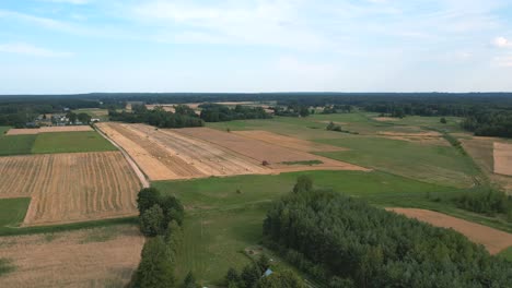 Vorbereitung-Auf-Den-Winter---Erntezeit-Auf-Polnischen,-Landwirtschaftlichen-Feldern