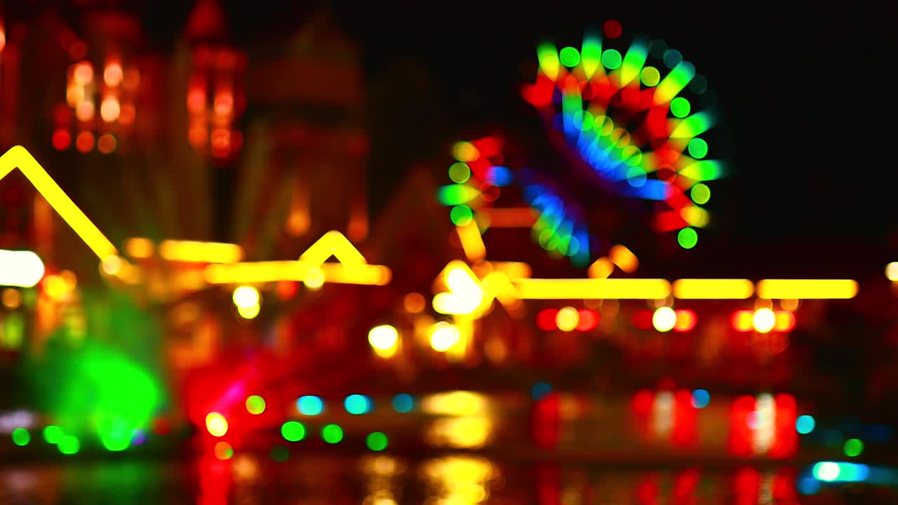 밤에 회전하는 밝은 빛으로 조명된 페리스 의 흐릿하지 않은 비디오