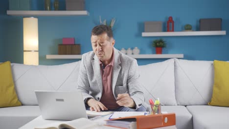 trabajador de oficina en casa de buen humor.
