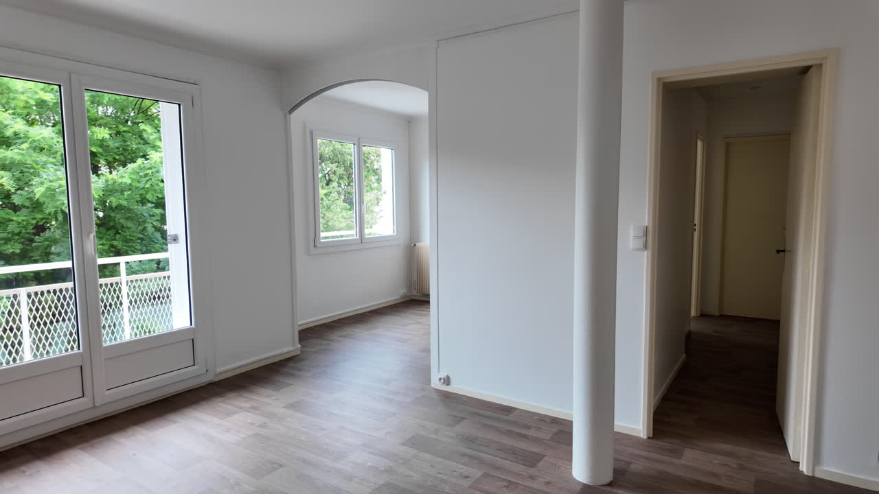 Panorering af interiør i lejlighed under renovering