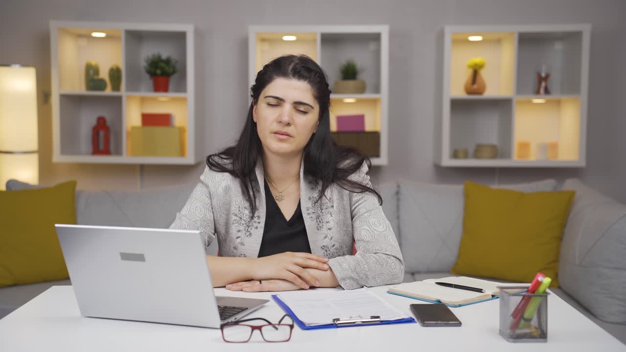 trabajadora de oficina en casa, mujer desesperada.