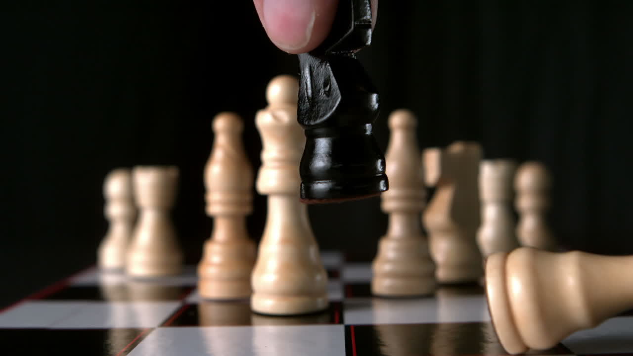 블랙 나이트가 화이트 킹을 잡는다.