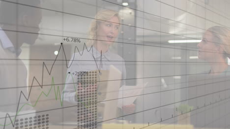 animación del procesamiento de datos y diagramas sobre diversos colegas discutiendo el trabajo