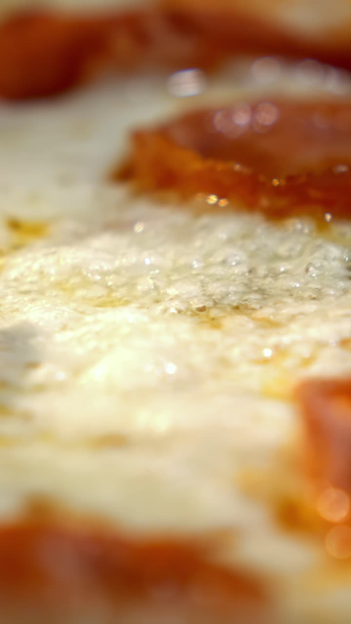 un primer plano de una pizza de pepperoni