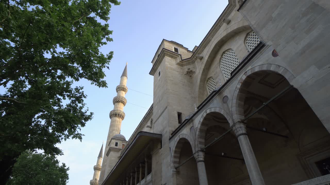 минарет сулейманской мечети (suleymaniye camii) грандиозная мечеть 16-го века в стамбуле
