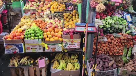 video de un mercado de frutas y verduras-2