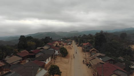 Weitwinkelaufnahme-Eines-Kleinen-Dorfes-In-Laos,-Asien,-An-Einem-Bewölkten-Morgen,-Luftaufnahme