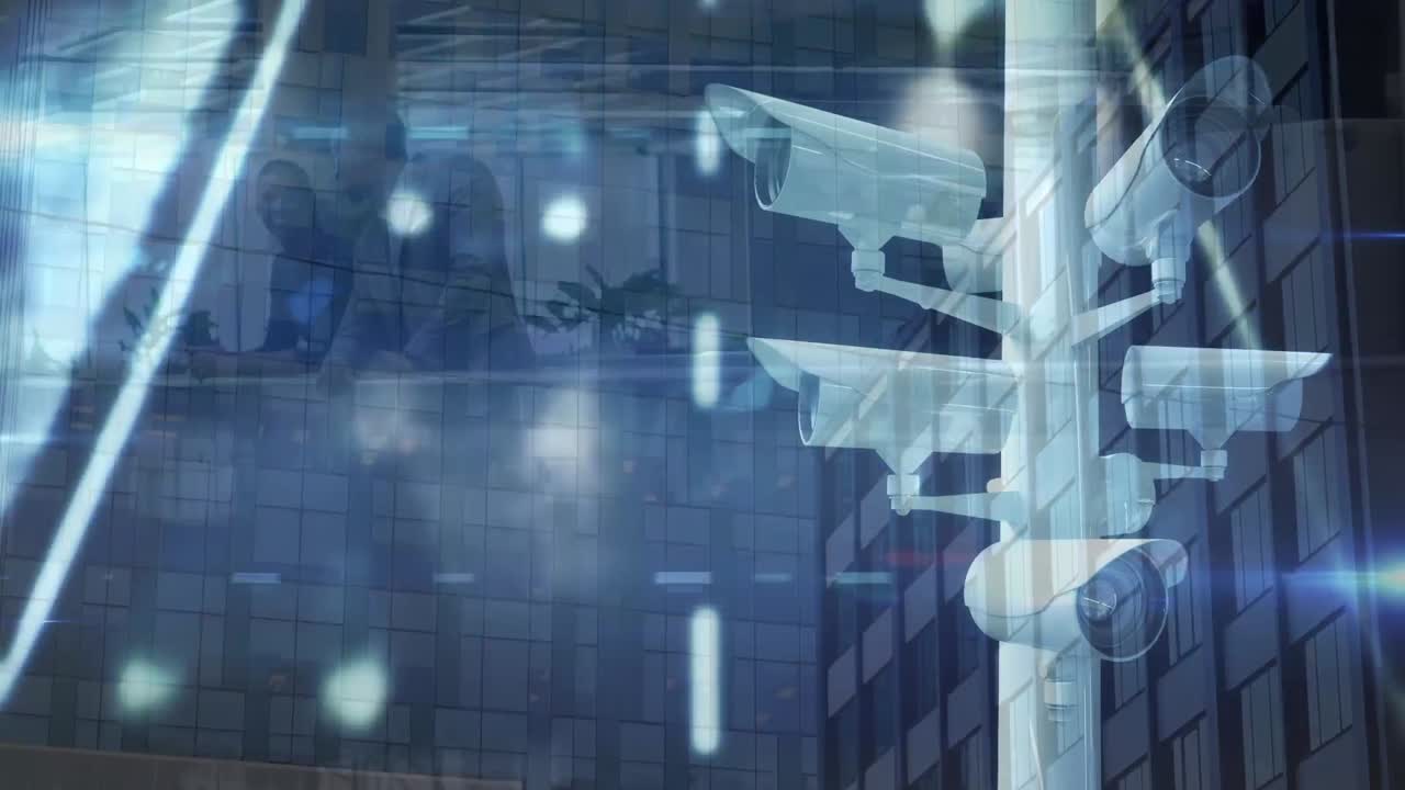 Animazione di telecamere di sicurezza su edifici per uffici e timelapse con traffico stradale