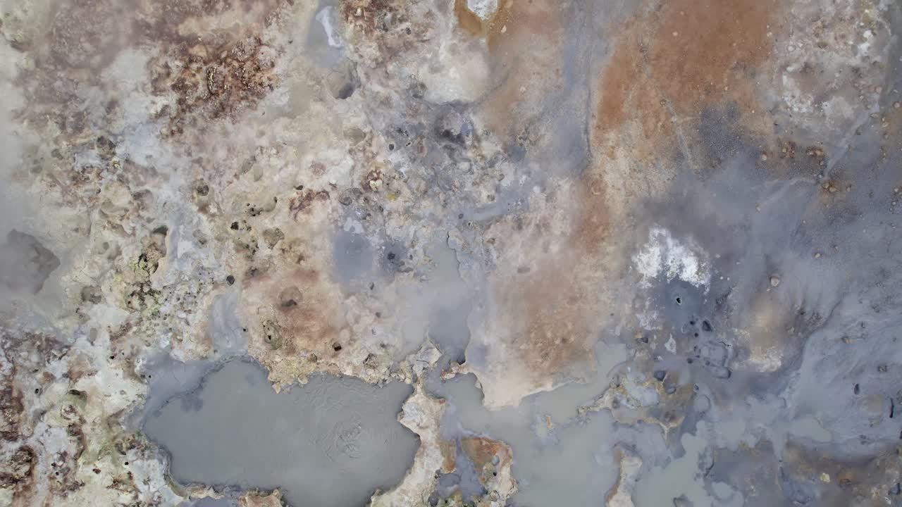 un dron de baja altura disparó sobre las aguas termales geotérmicas naturales de hverir