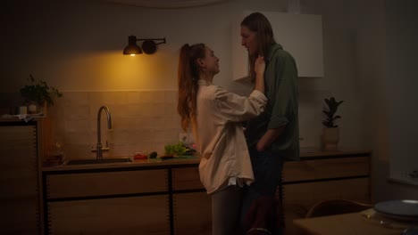 una pareja en la cocina.