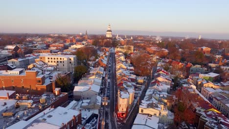 Toma-Aérea-Del-Edificio-De-La-Capital-Del-Estado-De-Maryland-Y-La-Calle-Principal-Nevada-Del-Centro-De-Annapolis-Durante-La-Luz-Violeta-Del-Amanecer